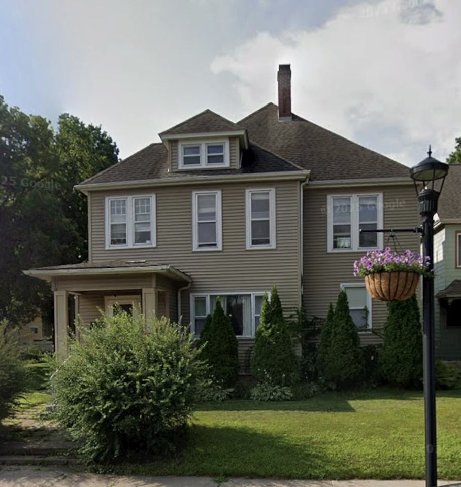 932 Cass St - Photo 2 of 11