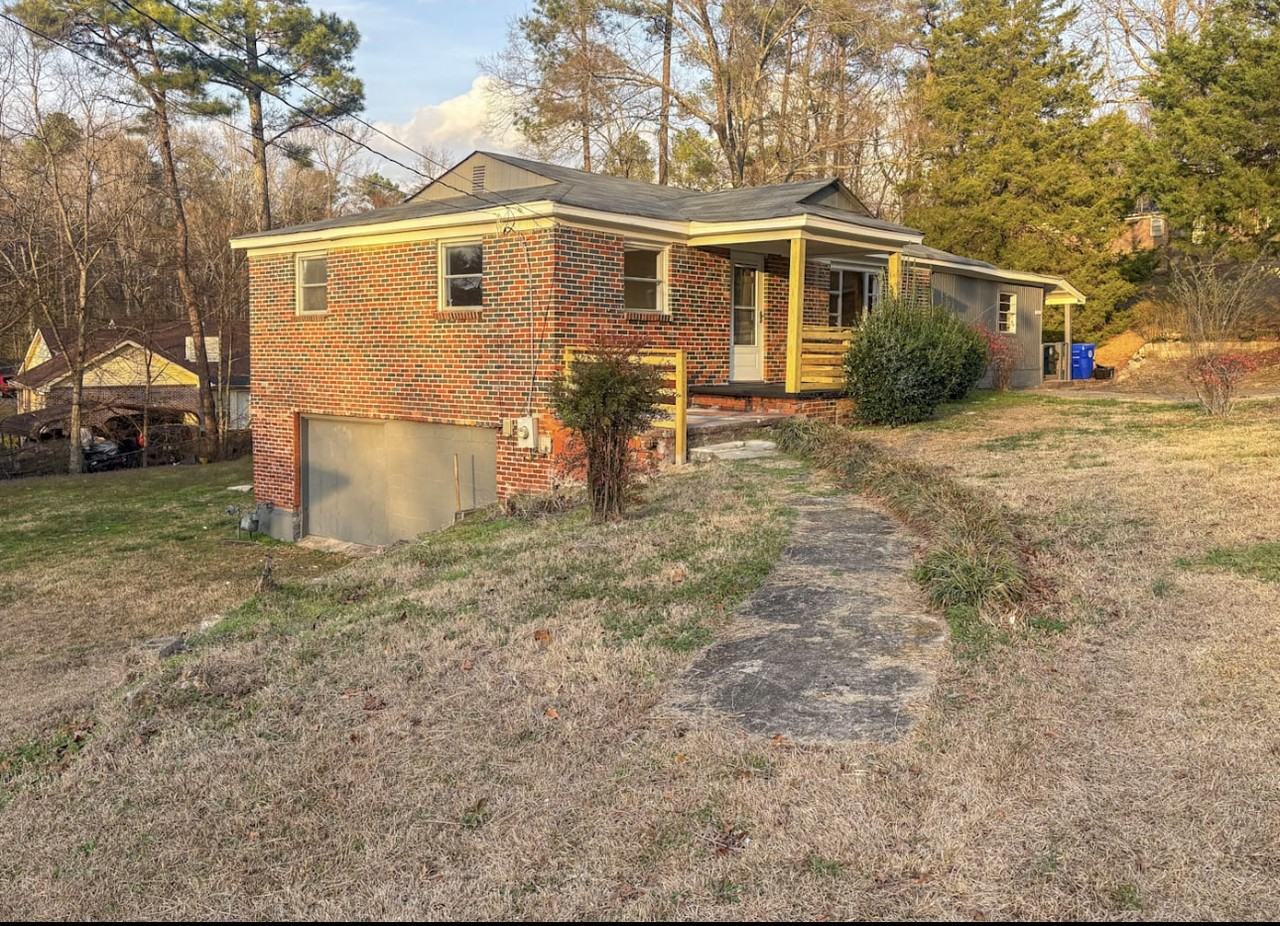 1036 Southwood Dr - Photo 2 of 8