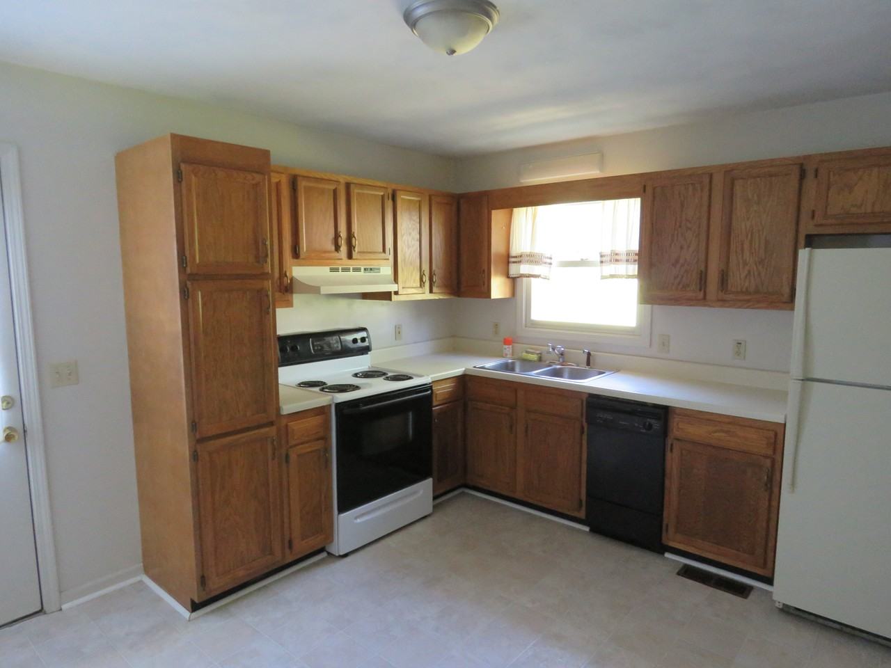 1478 Sandy Cir #1478 - Photo 3 of 9