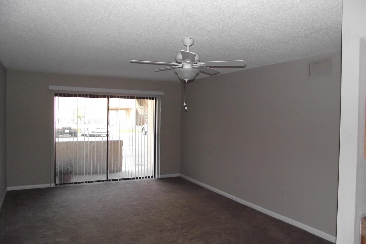 5293 Vineland Rd - Photo 6 of 14