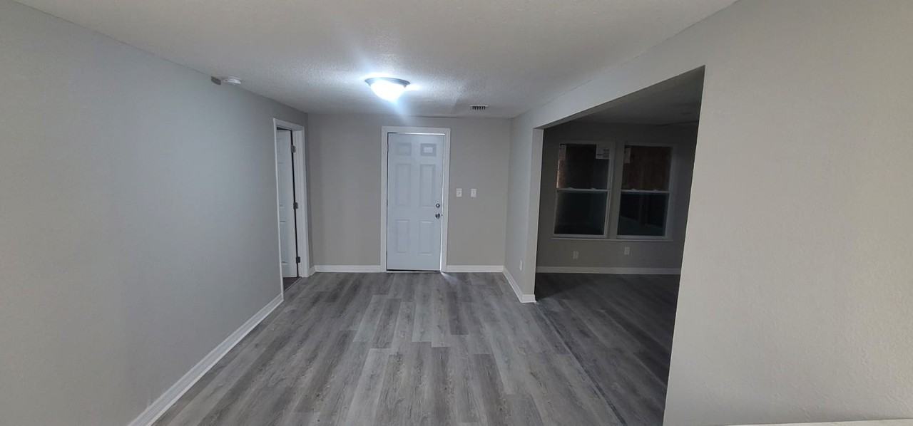 1550 W 32nd St #1 - Photo 3 of 18