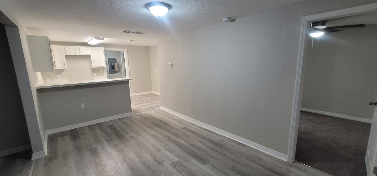 1550 W 32nd St #1 - Photo 4 of 18