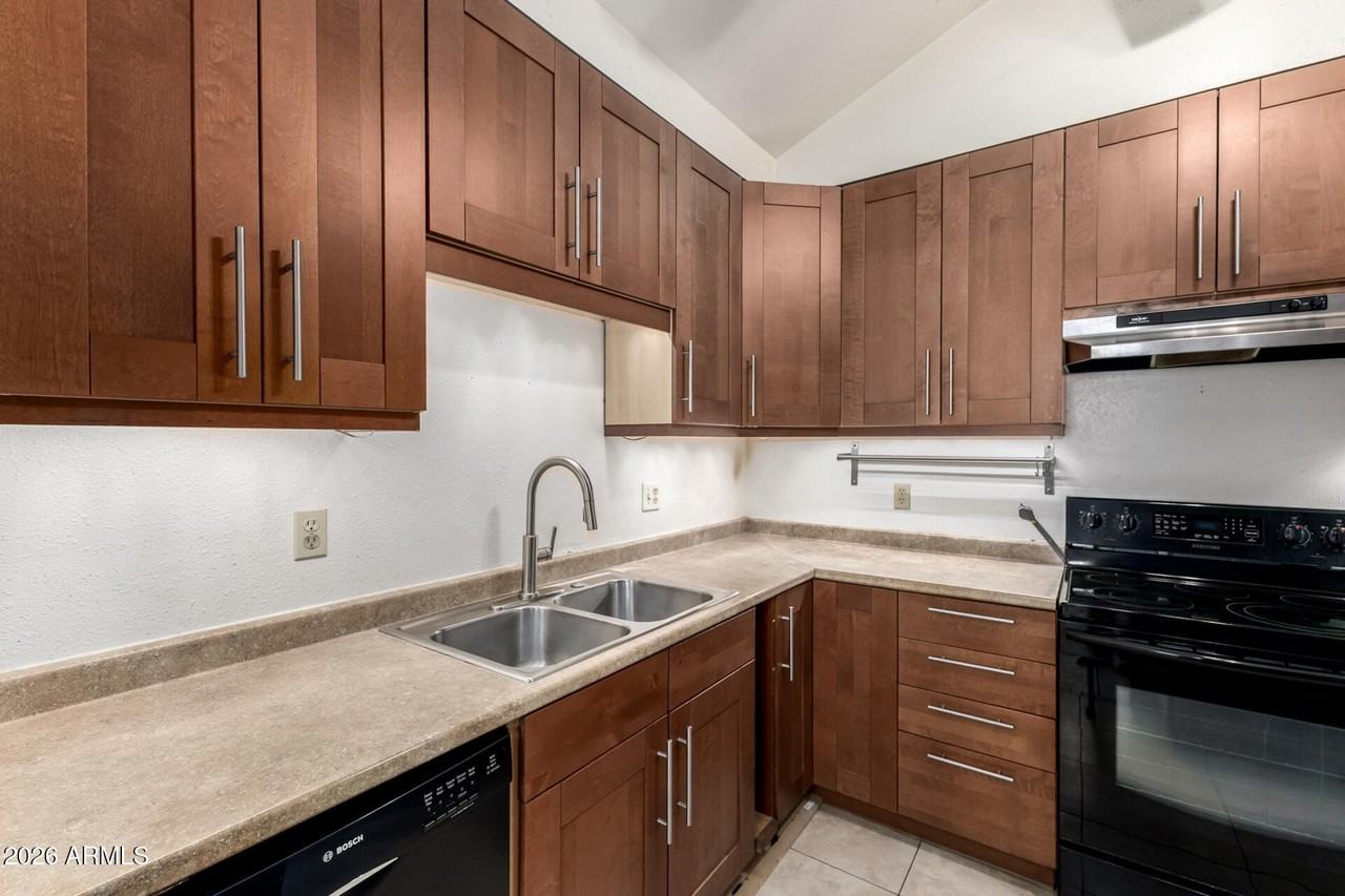 911 S Hacienda Dr - Photo 6 of 27