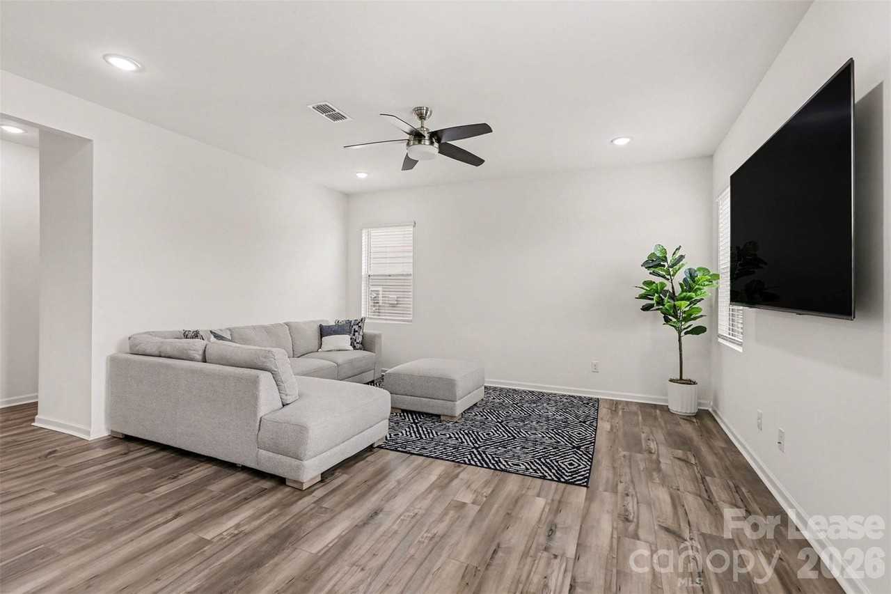 1354 Harleston St - Photo 5 of 34