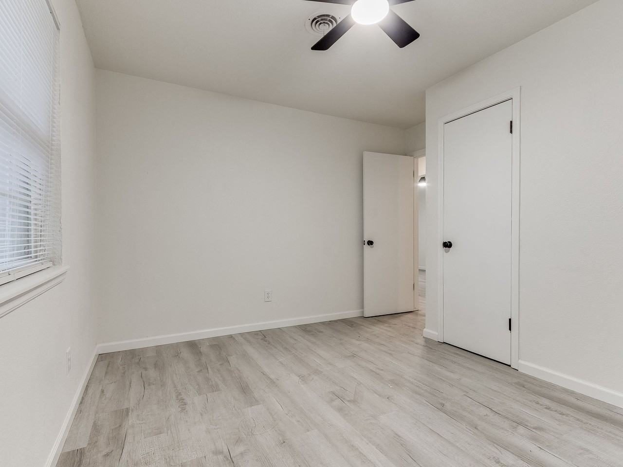 1225 Sw 46th St #1 - Photo 5 of 32