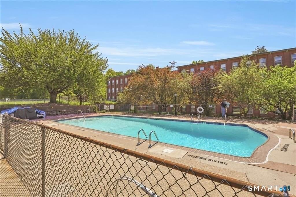 222 Williams St E Apt 402 - Photo 2 of 13