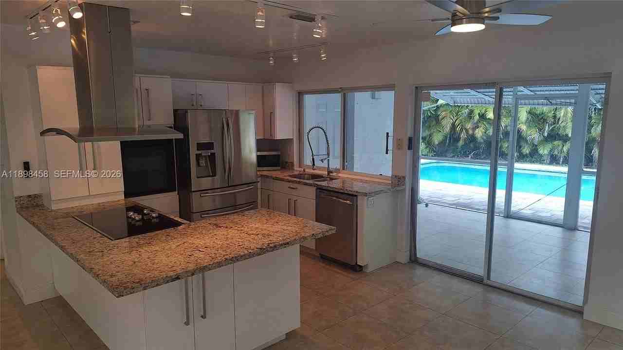 1575 Ne 38th St - Photo 6 of 45