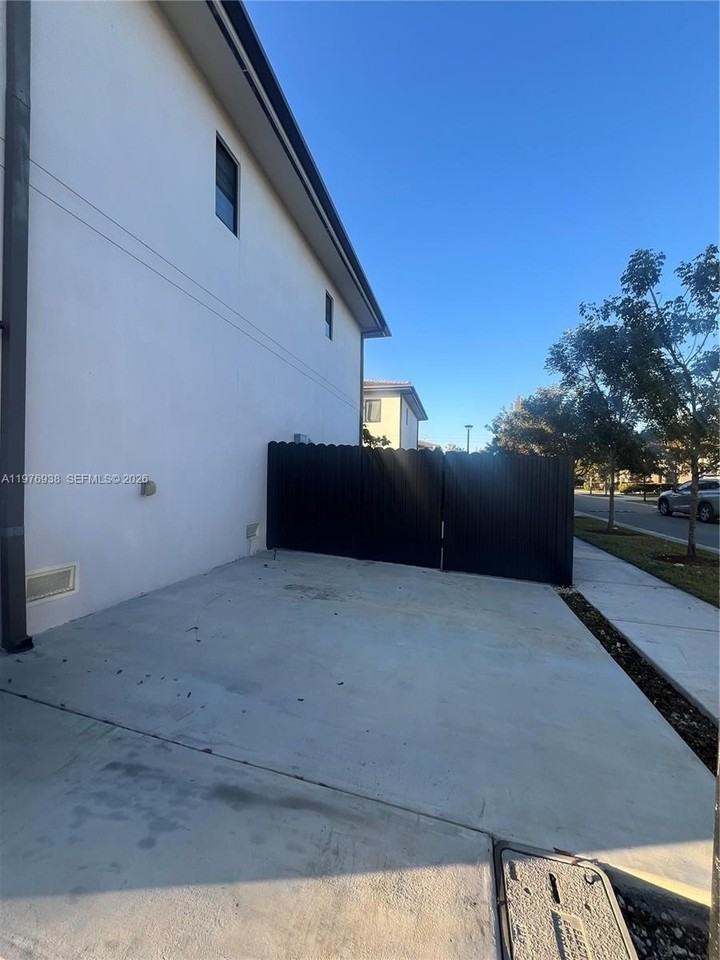 1152 Nw 2nd Ln #1154 - Photo 3 of 6