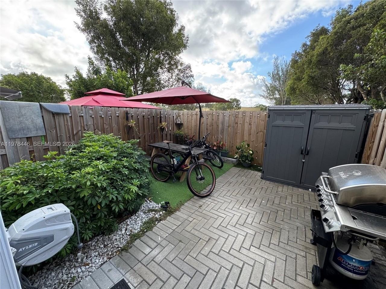 2604 Se 19th St - Photo 3 of 48