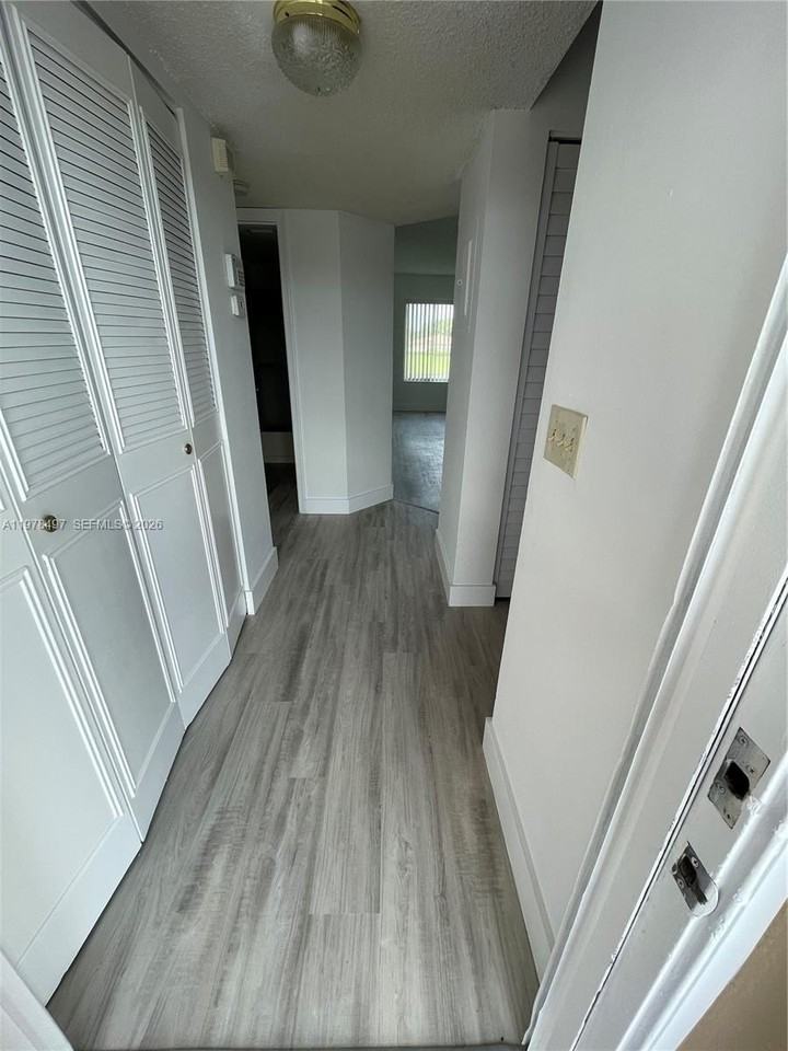 918 Twin Lakes Dr #8M - Photo 3 of 21