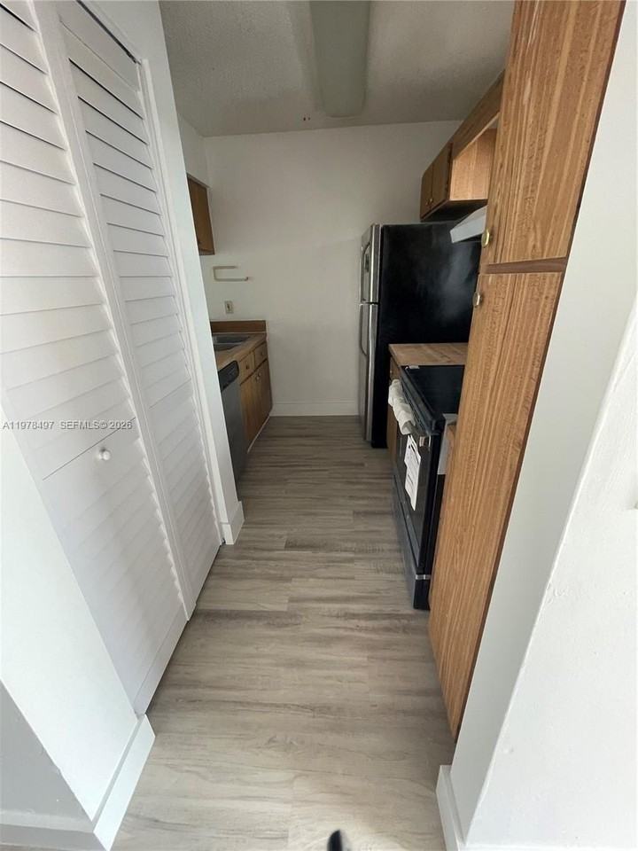 918 Twin Lakes Dr #8M - Photo 4 of 21