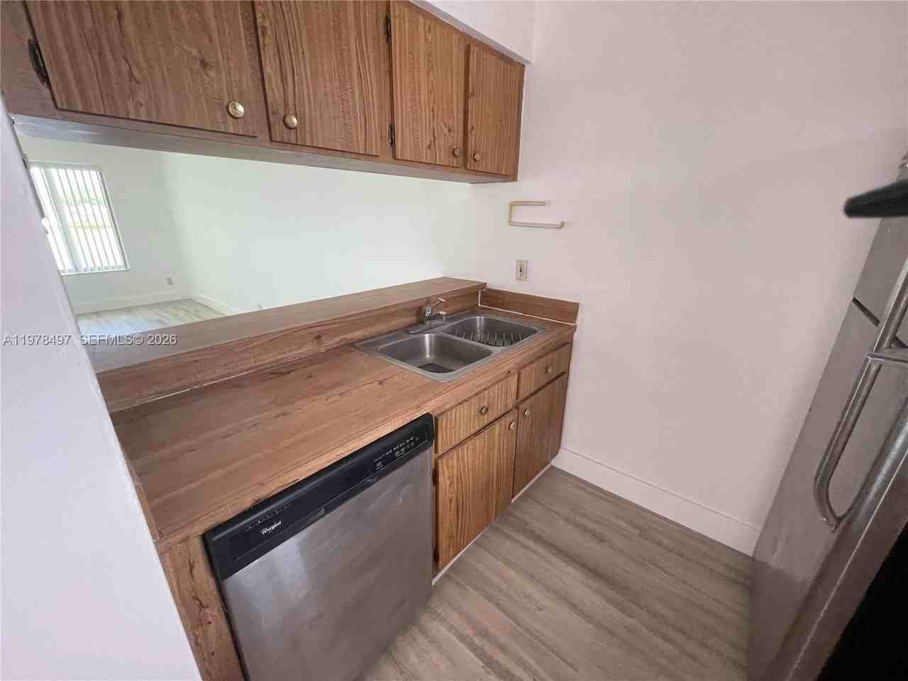 918 Twin Lakes Dr #8M - Photo 6 of 21