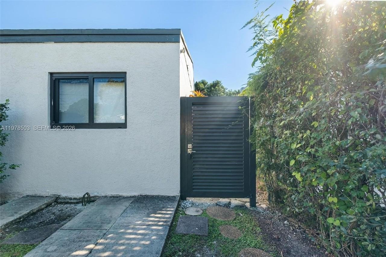 2520 Sw 20th St #1 - Photo 6 of 16