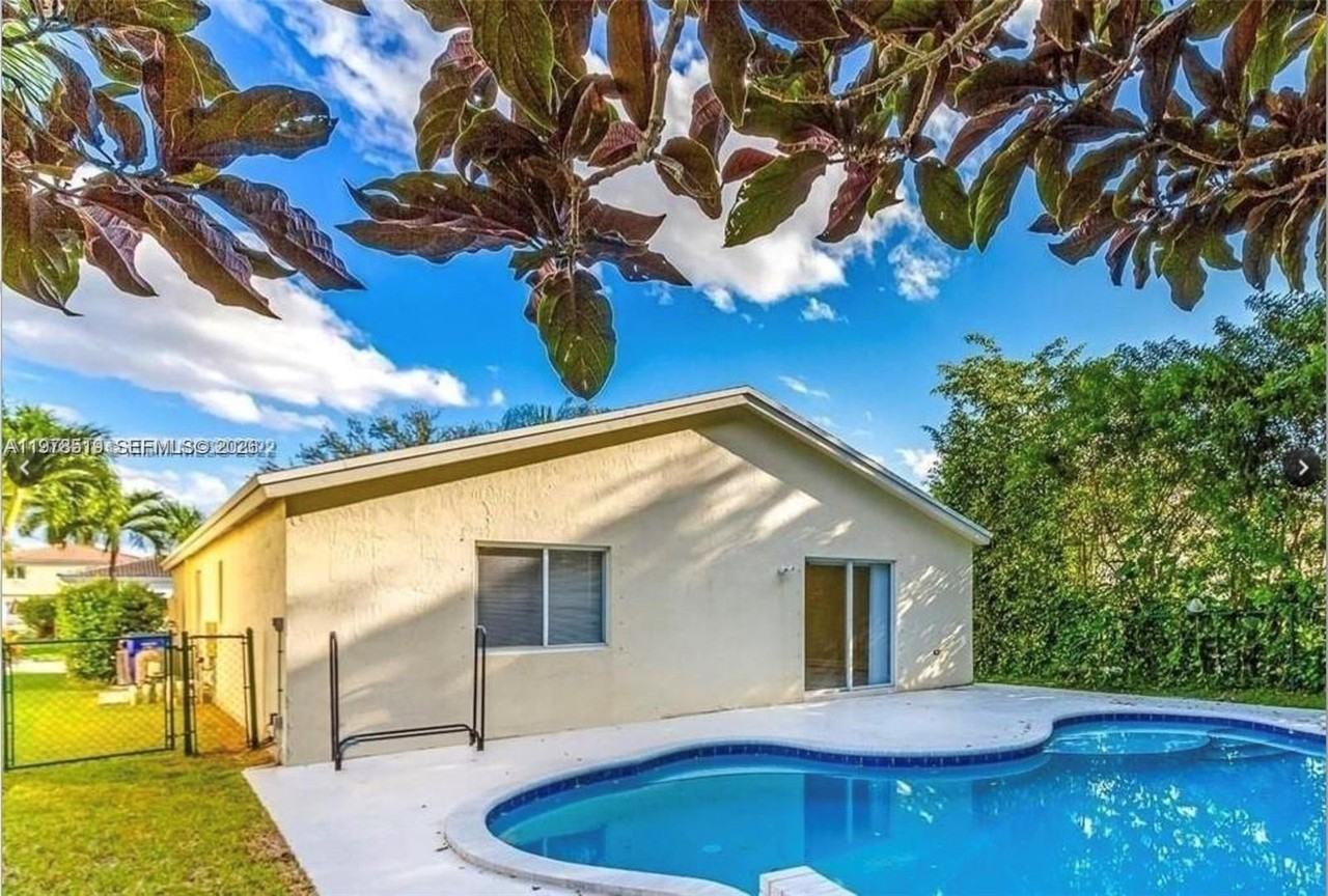 1213 Sw 46th Way - Photo 2 of 20