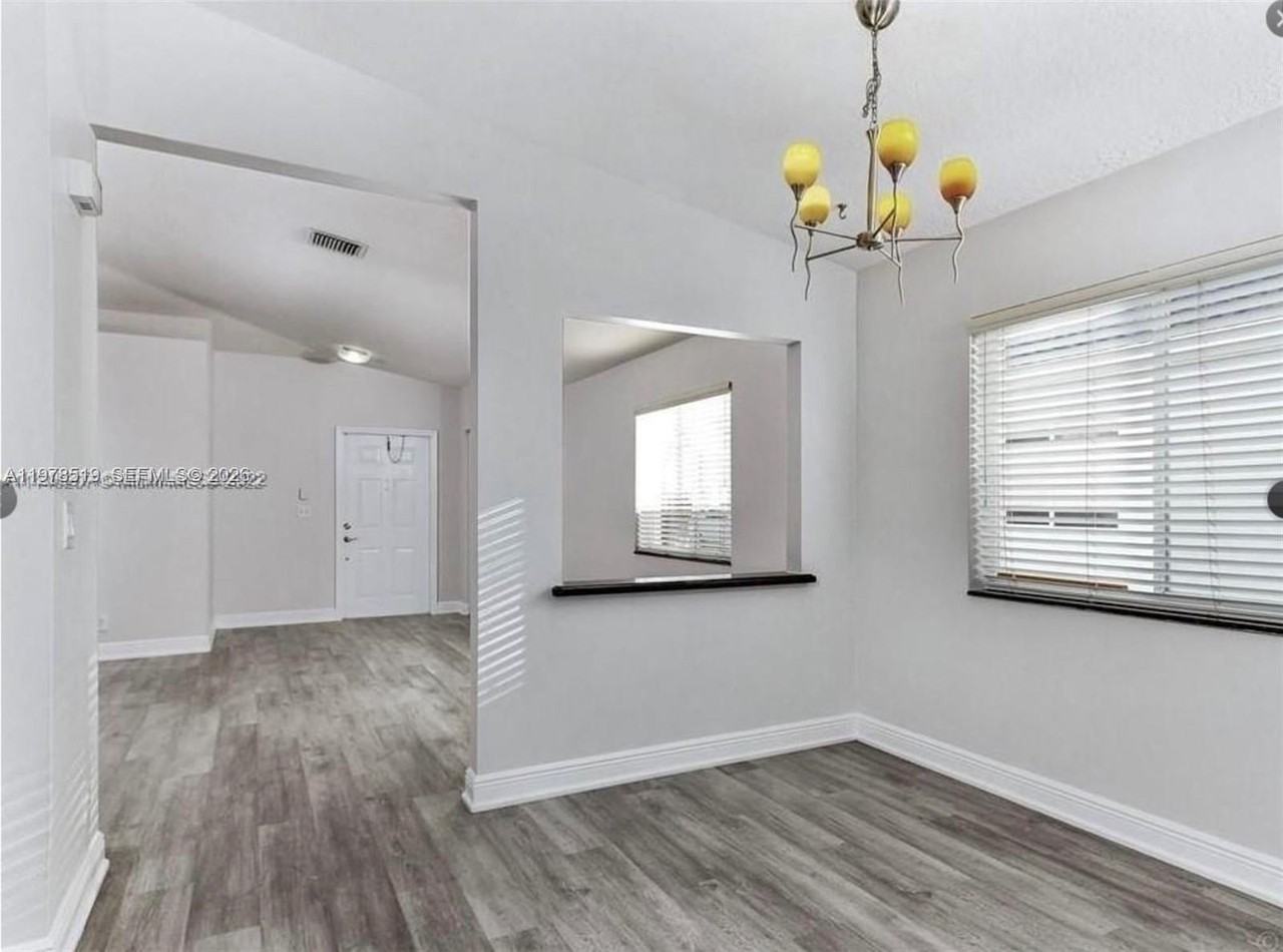 1213 Sw 46th Way - Photo 4 of 20