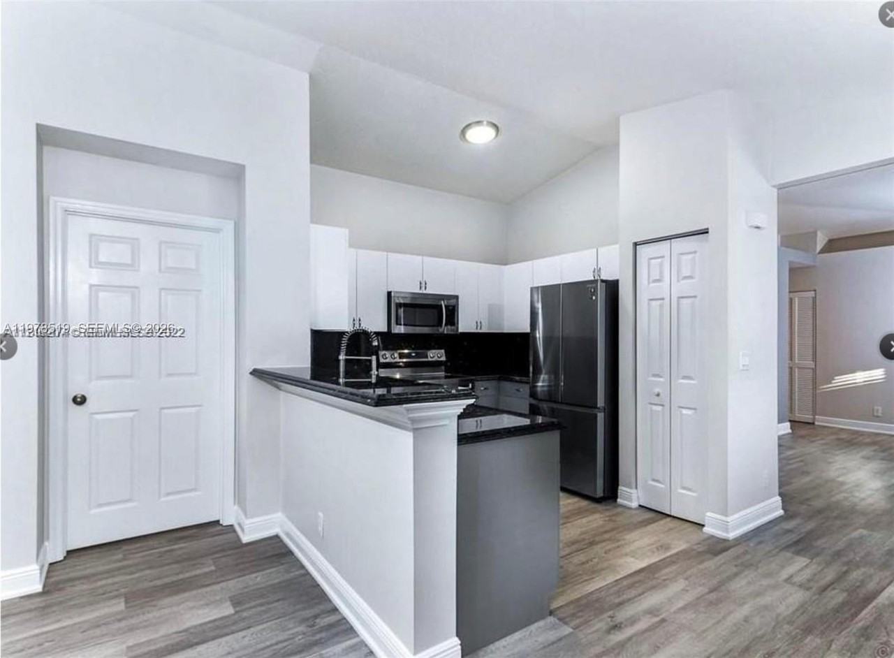 1213 Sw 46th Way - Photo 6 of 20