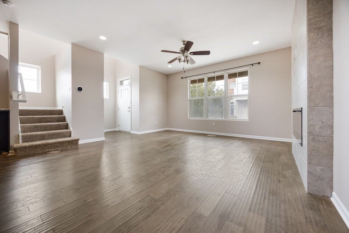 901 Times Square Dr - Photo 4 of 27