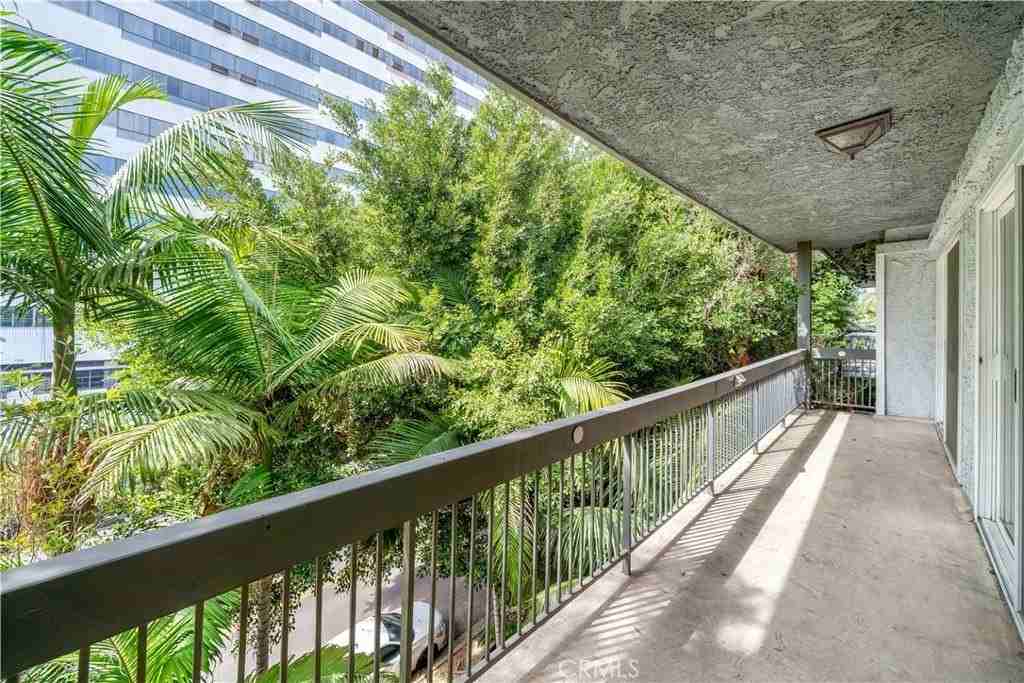 1242 S Barrington Ave #301 - Photo 7 of 22