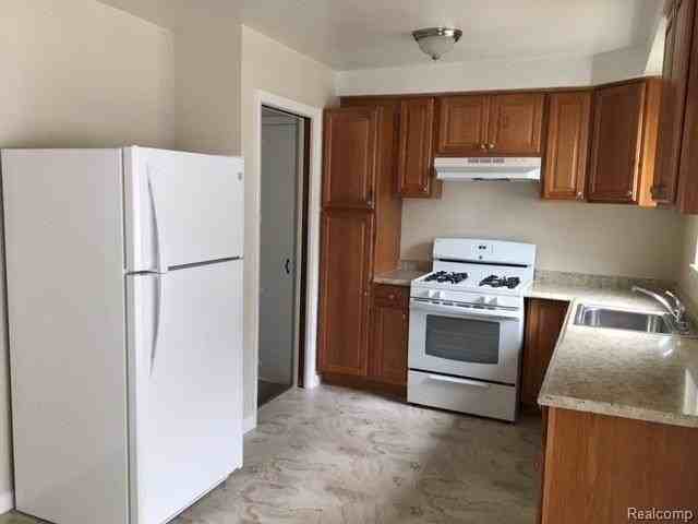 24704 Willowby Ave - Photo 5 of 17