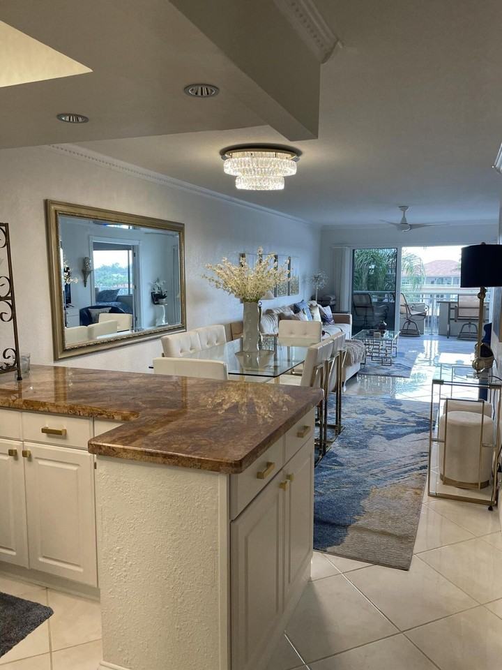 1198 Hillsboro Mile #302 - Photo 4 of 28