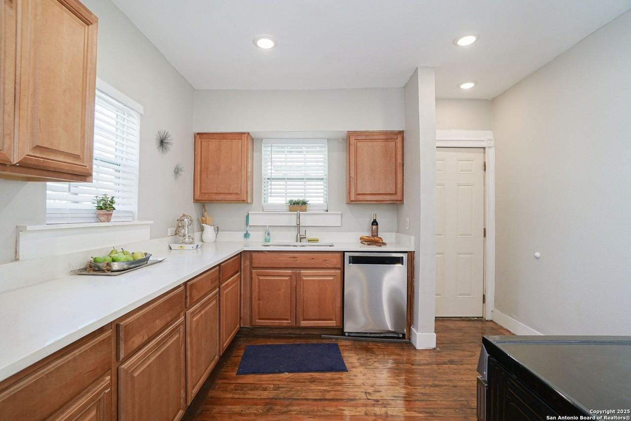 420 W Lullwood Ave - Photo 7 of 17