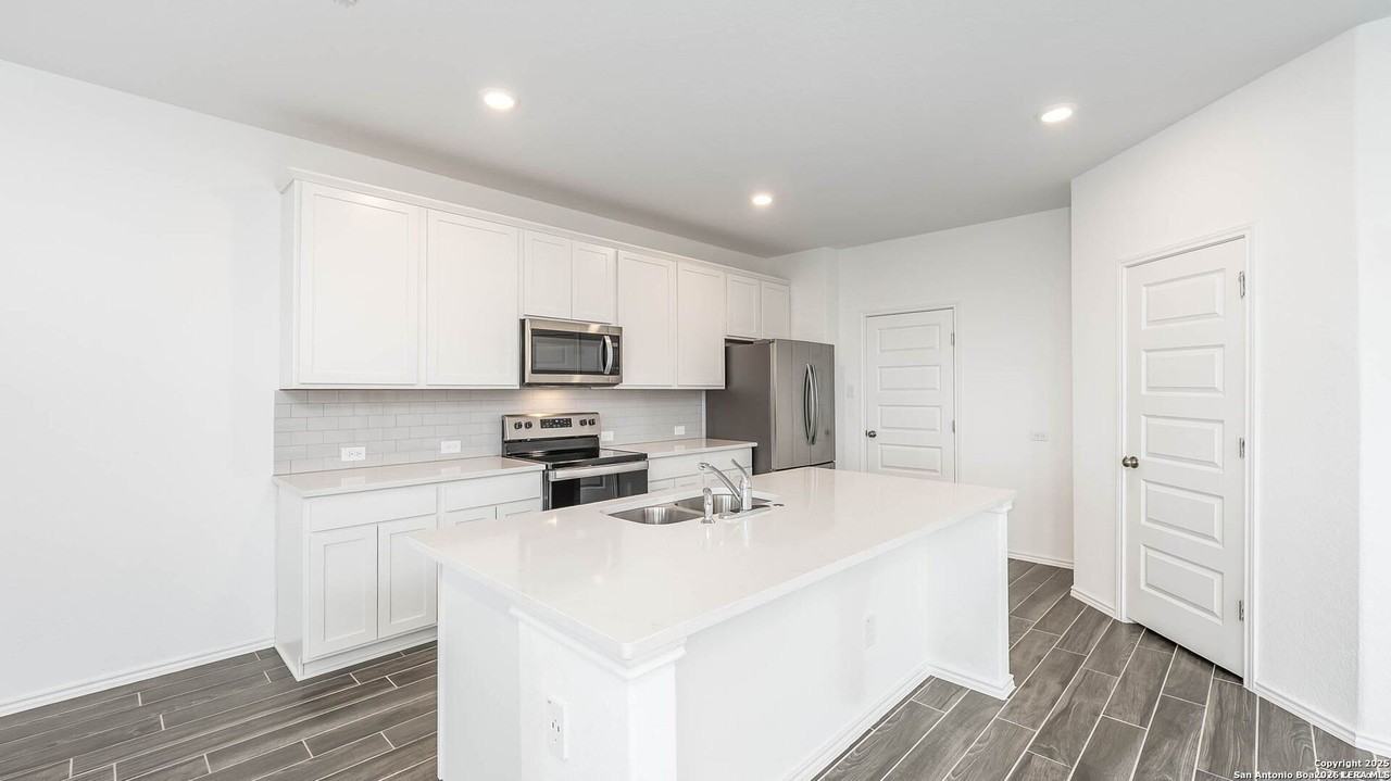 4306 Admirals Bnd - Photo 3 of 10