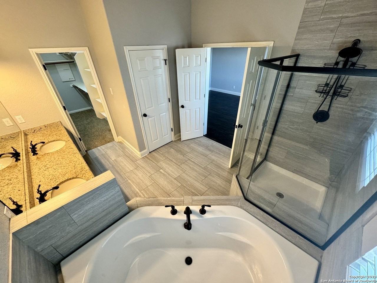 8250 Cruiseship Bay Unit 503 - Photo 7 of 33