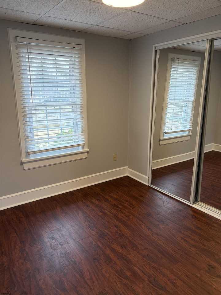 239 Roosevelt Ave - Photo 4 of 10