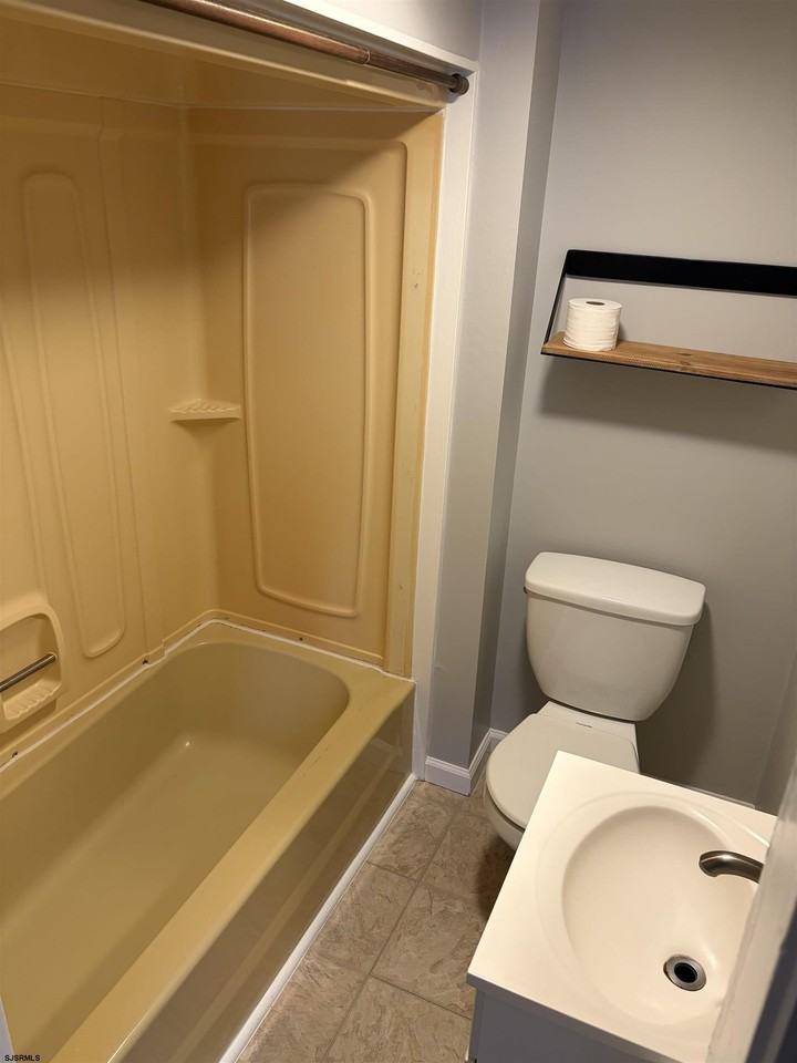 239 Roosevelt Ave - Photo 6 of 10