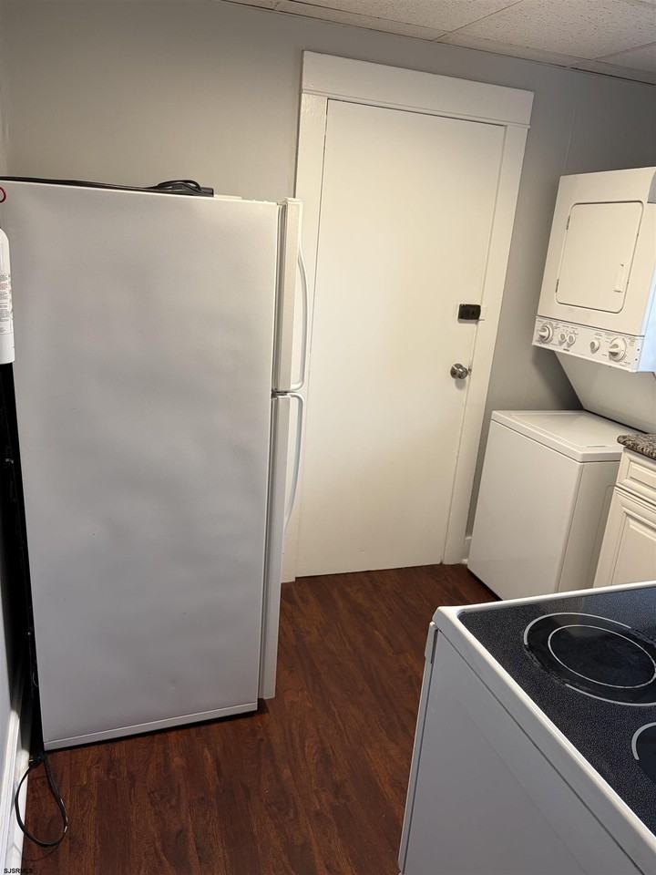 239 Roosevelt Ave - Photo 7 of 10