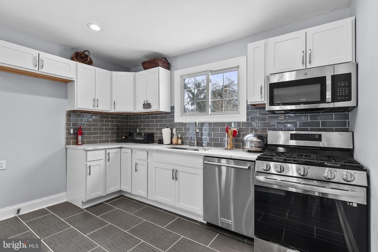 4840 Hayes St Ne - Photo 7 of 28