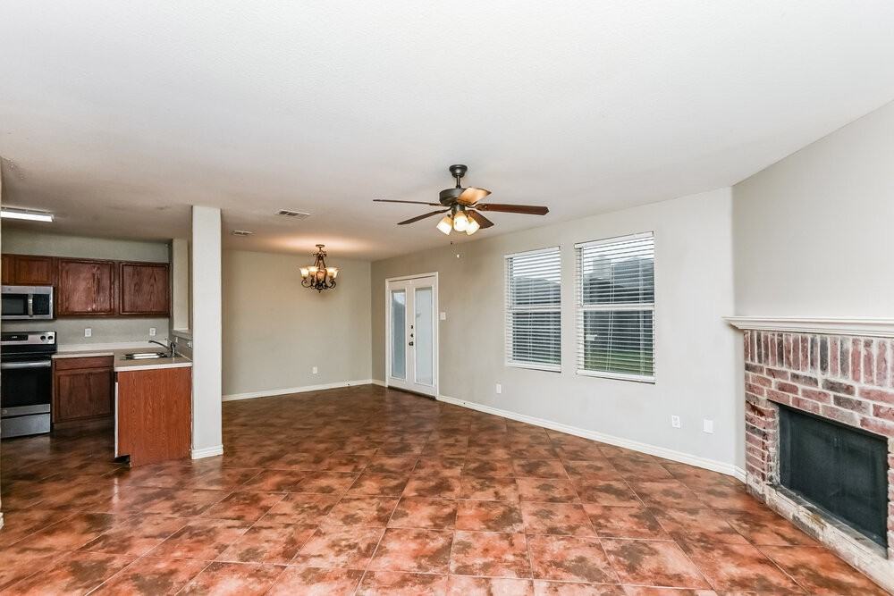 517 Creekbend St - Photo 5 of 17