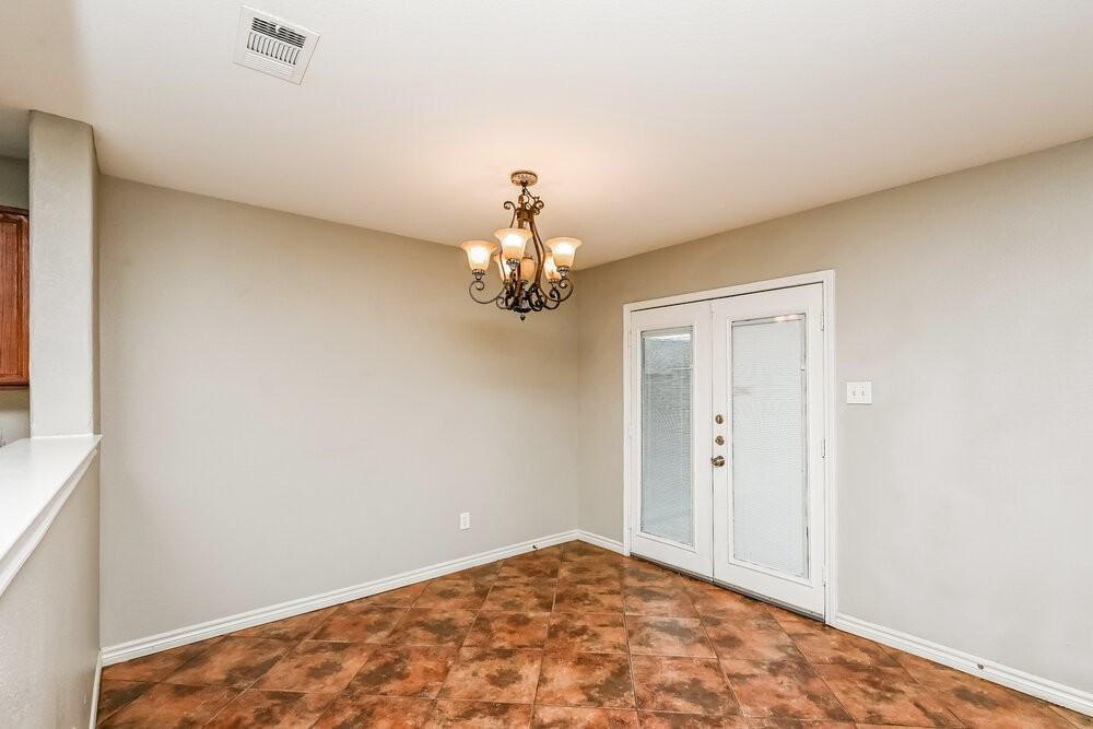 517 Creekbend St - Photo 7 of 17