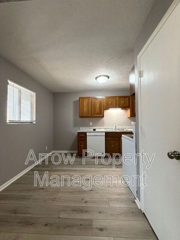 922 A St #4 - Photo 4 of 12