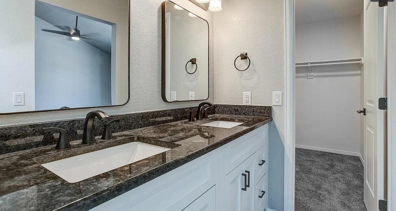 2740 Charlottesville Dr - Photo 4 of 27