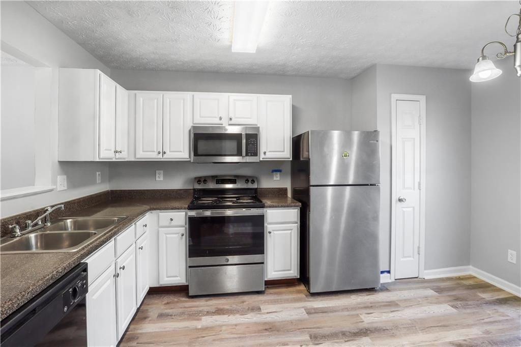 3882 Waldrop Ln - Photo 4 of 12