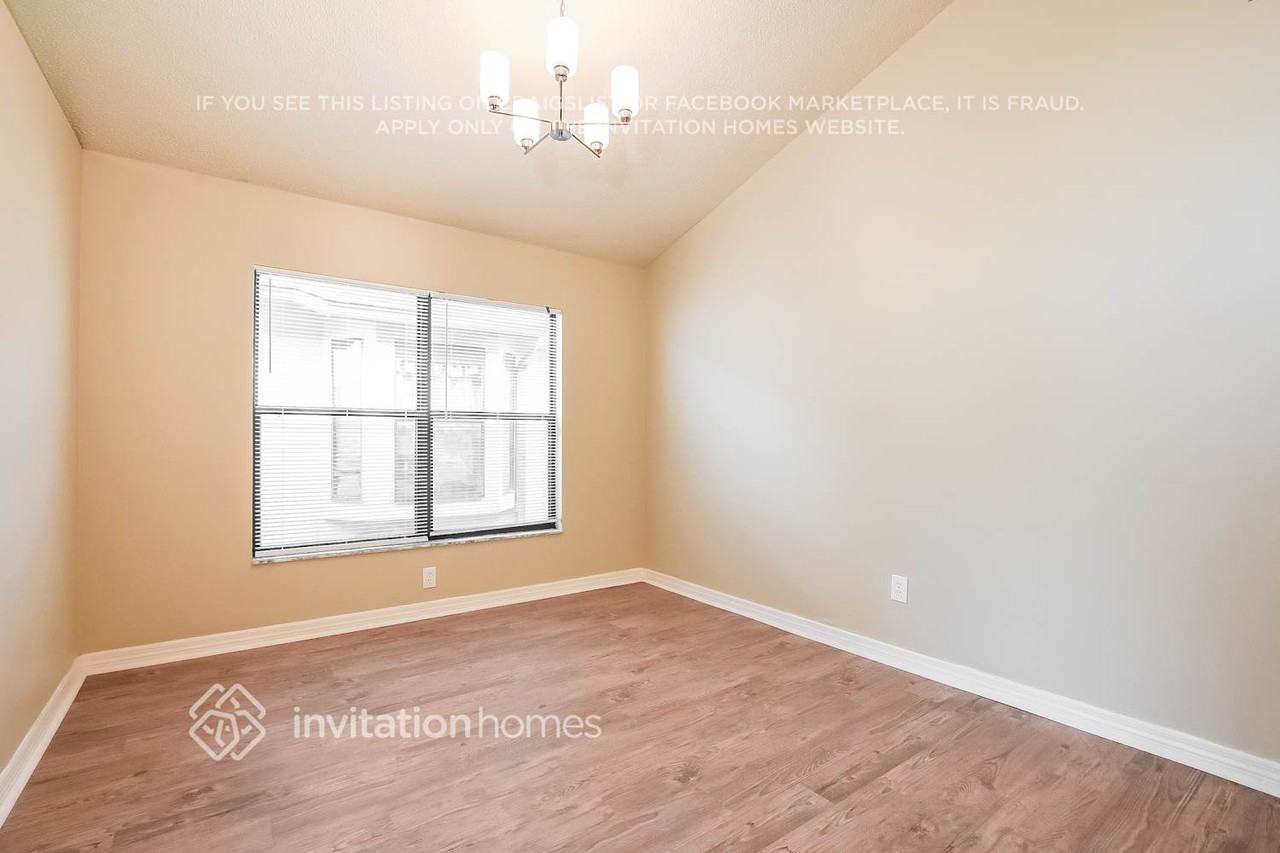 242 Lakebreeze Cir - Photo 4 of 17