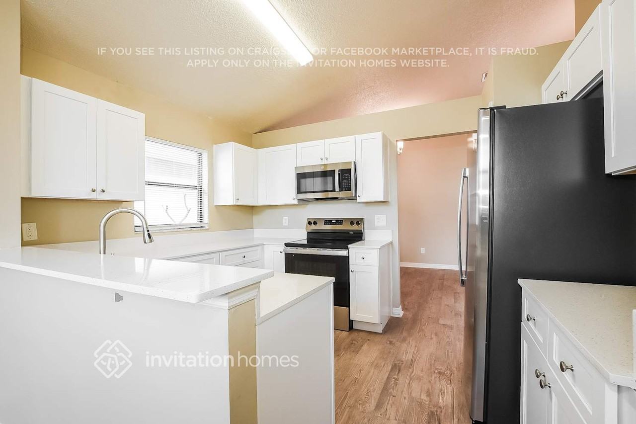 242 Lakebreeze Cir - Photo 7 of 17