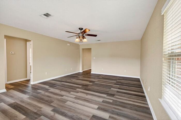 10261 English Manor Dr - Photo 7 of 30