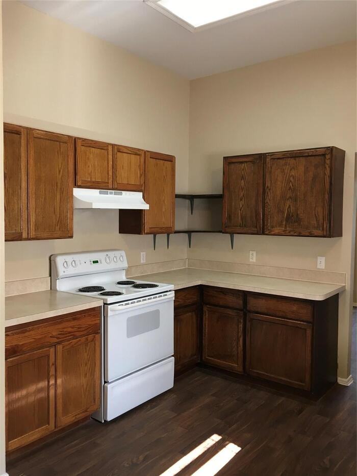 1033 Westgrove Dr - Photo 4 of 15