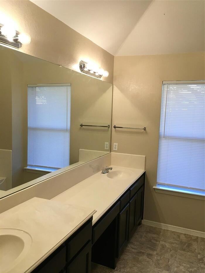 1033 Westgrove Dr - Photo 7 of 15