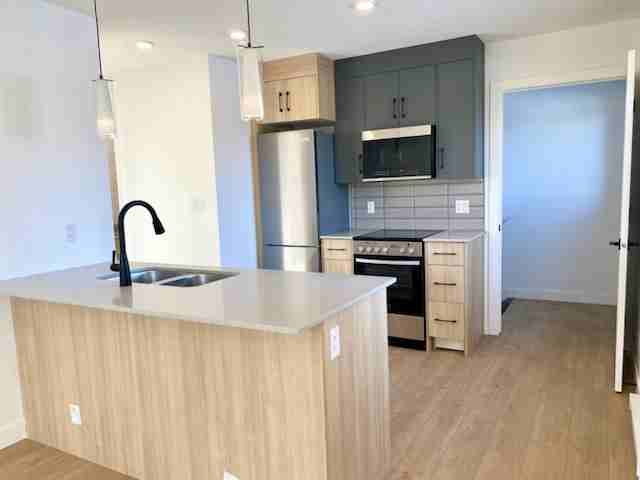 9809 153 St Nw - Photo 4 of 15