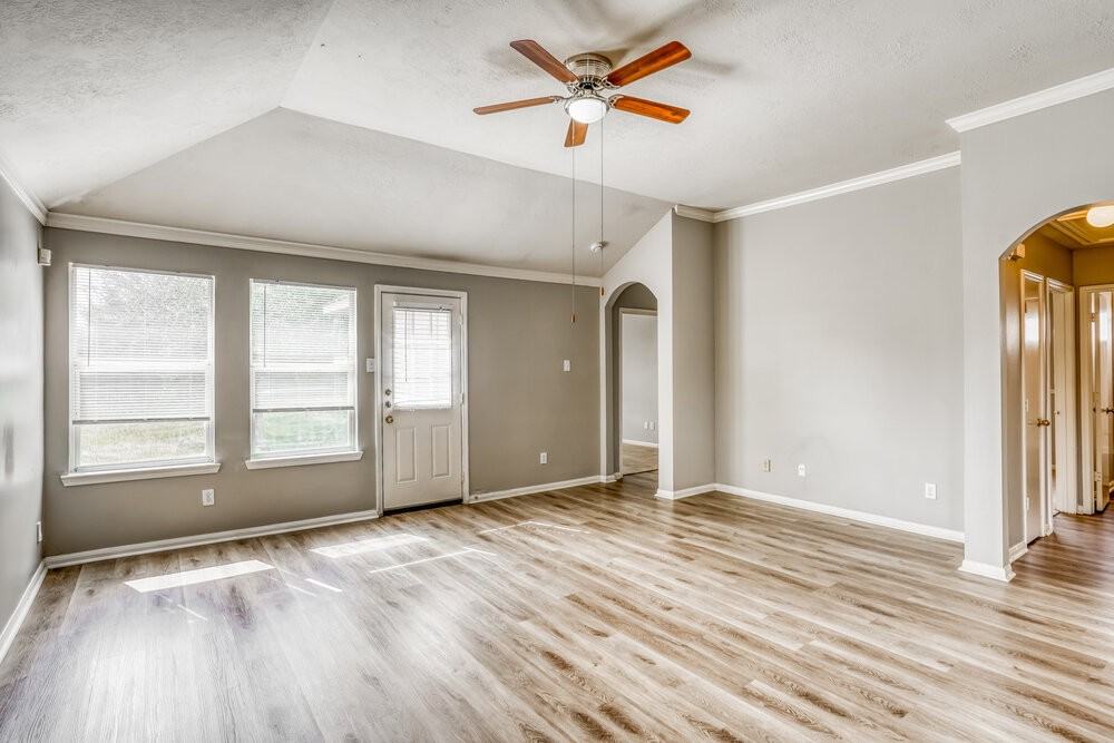 5811 Ridgebluff Ln - Photo 3 of 16