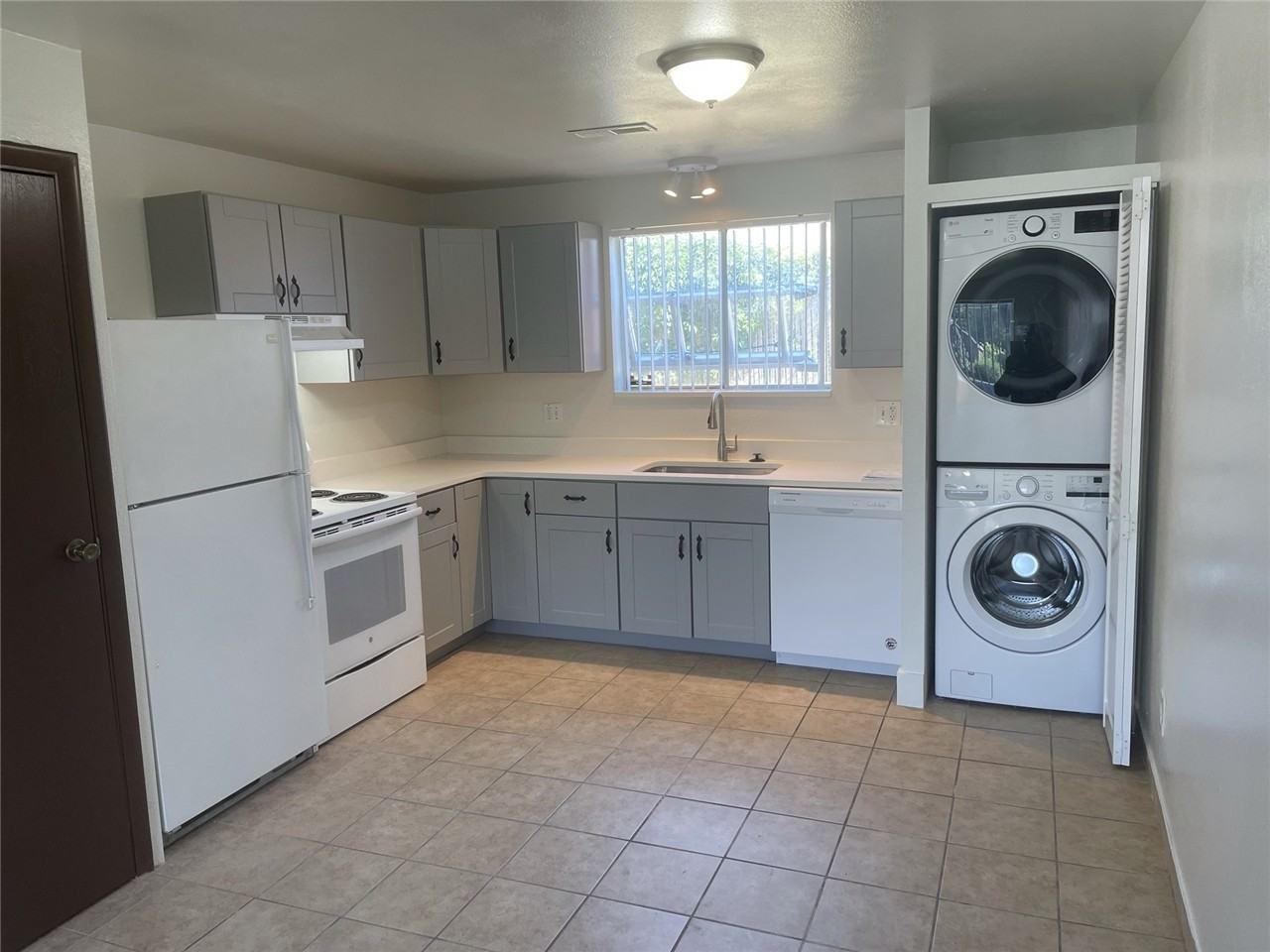 459 E St - Photo 2 of 11