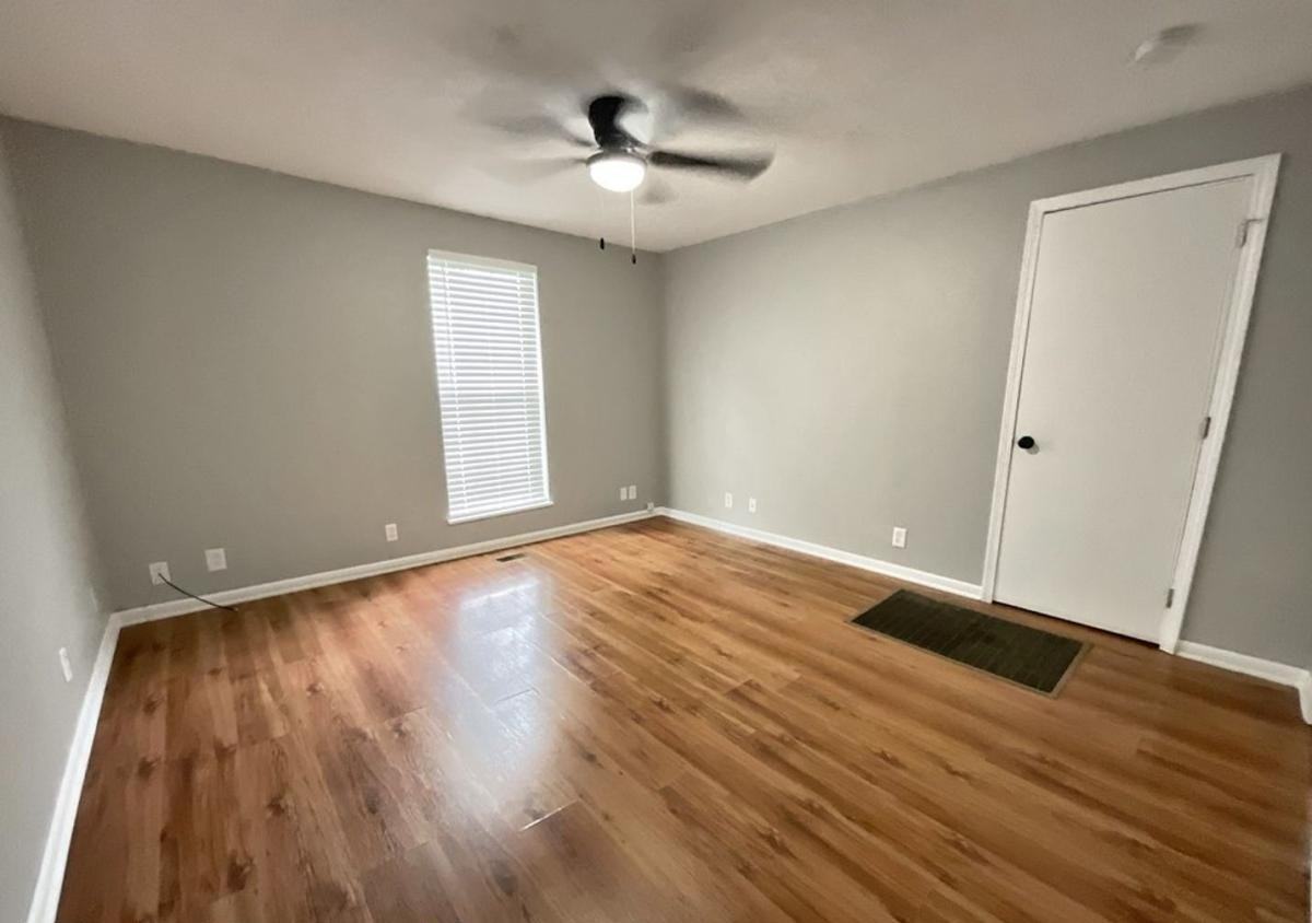 1324 W Walnut St - Photo 2 of 11