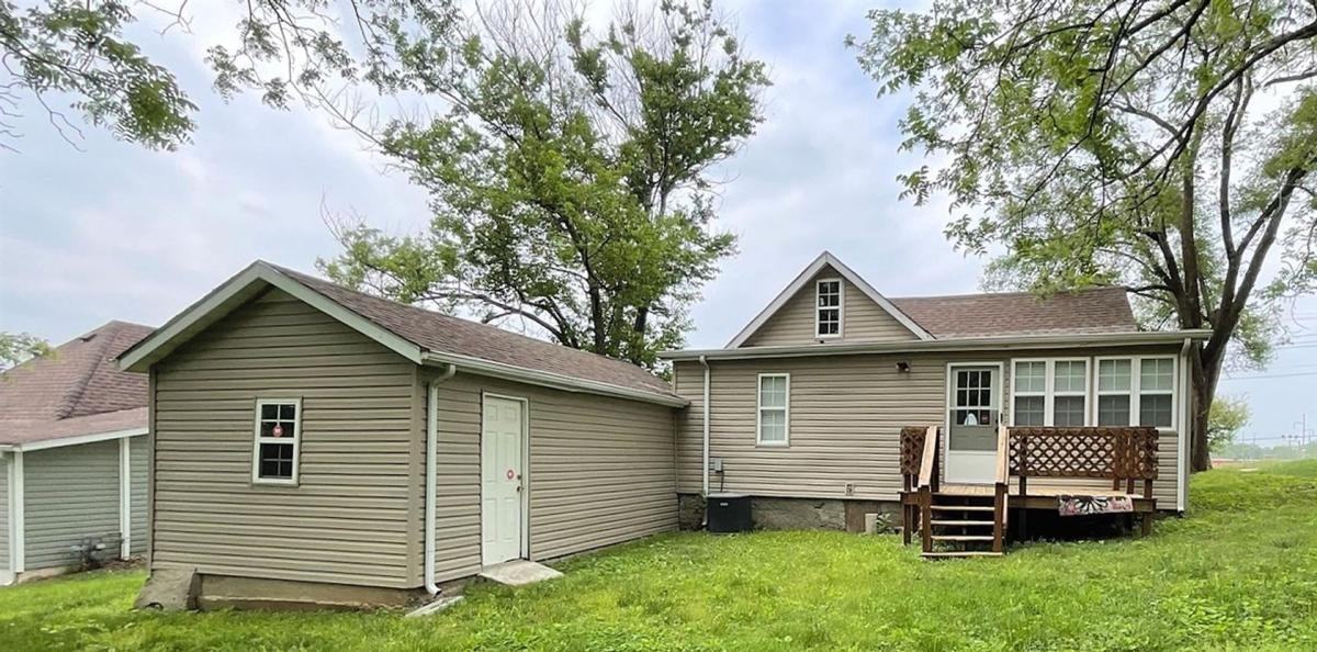 1324 W Walnut St - Photo 3 of 11