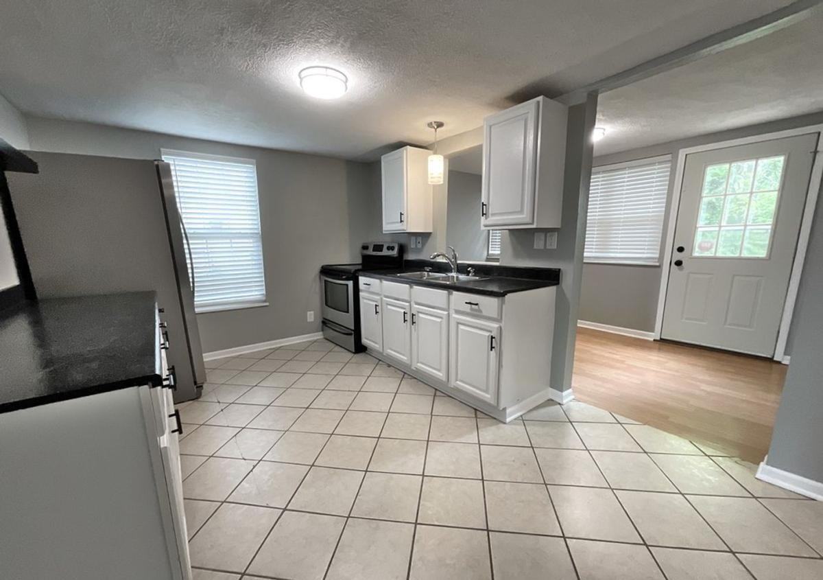 1324 W Walnut St - Photo 4 of 11