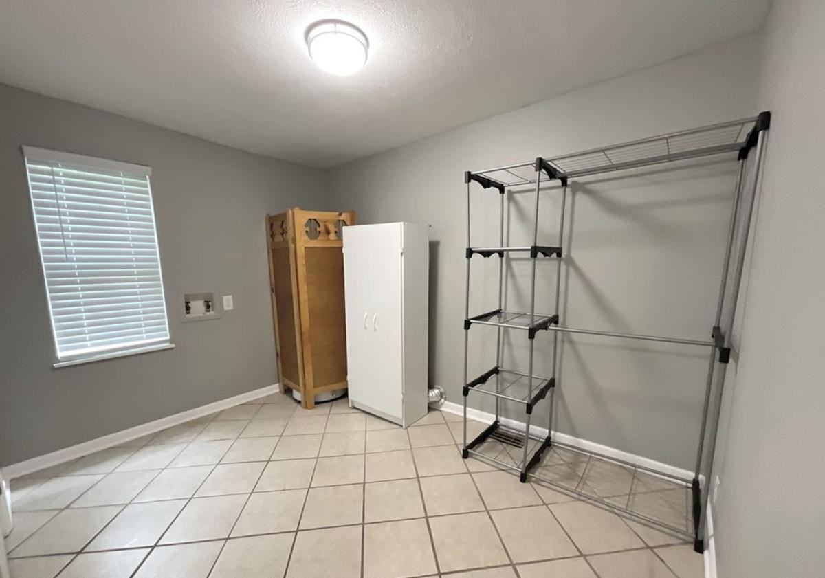 1324 W Walnut St - Photo 5 of 11