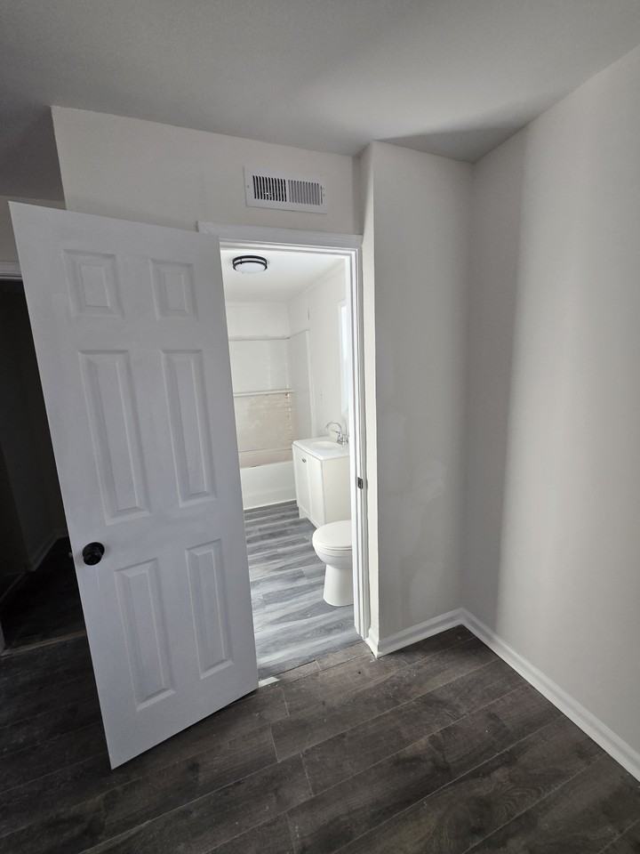 503 N Orange St #1 - Photo 4 of 17