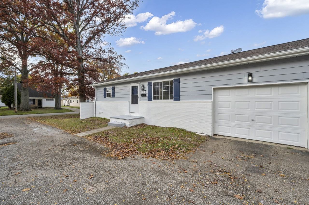 231 Randel Ave - Photo 4 of 28